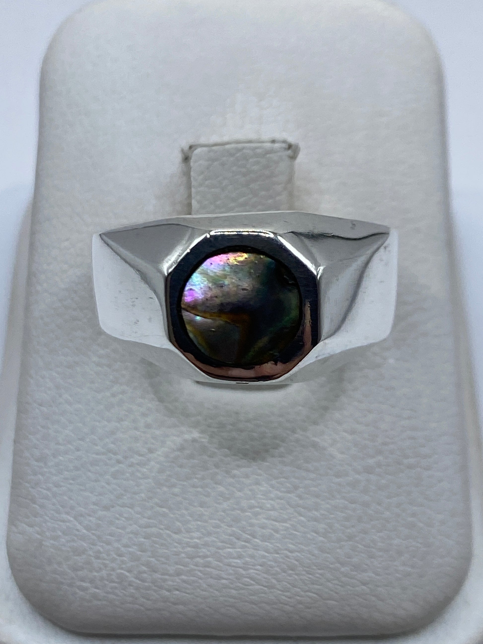 Anillo de plata .925 con piedra oscura engastada, vista frontal sobre fondo blanco
