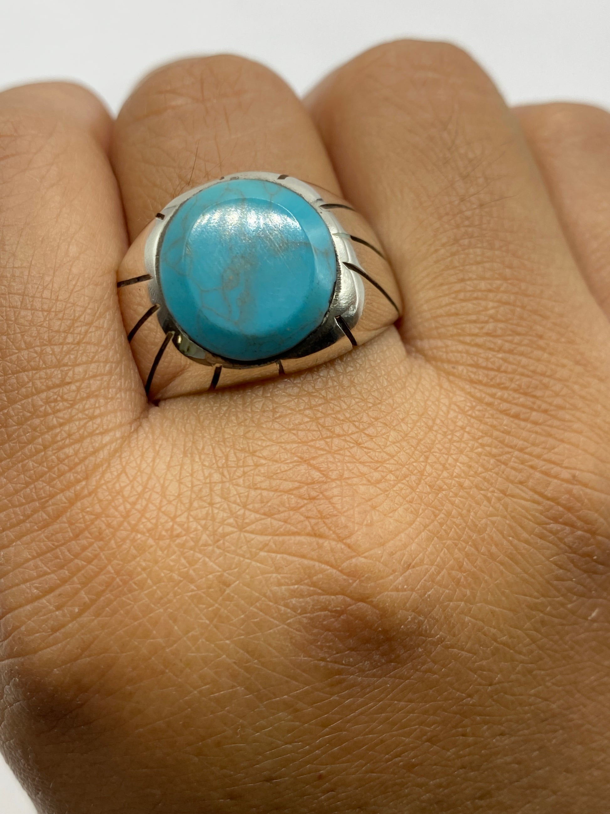 Anillo en dedo masculino, turquesa azul cielo brillante, diseño macizo