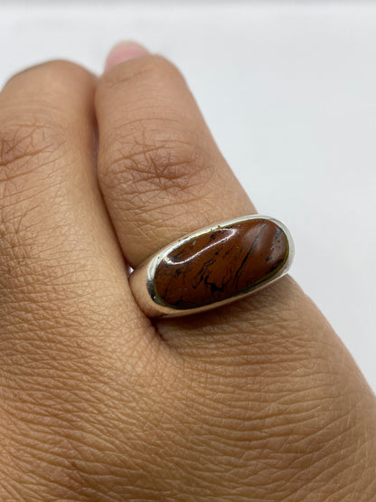 Anillo sobre fondo blanco mostrando el Quinto 925 grabado
