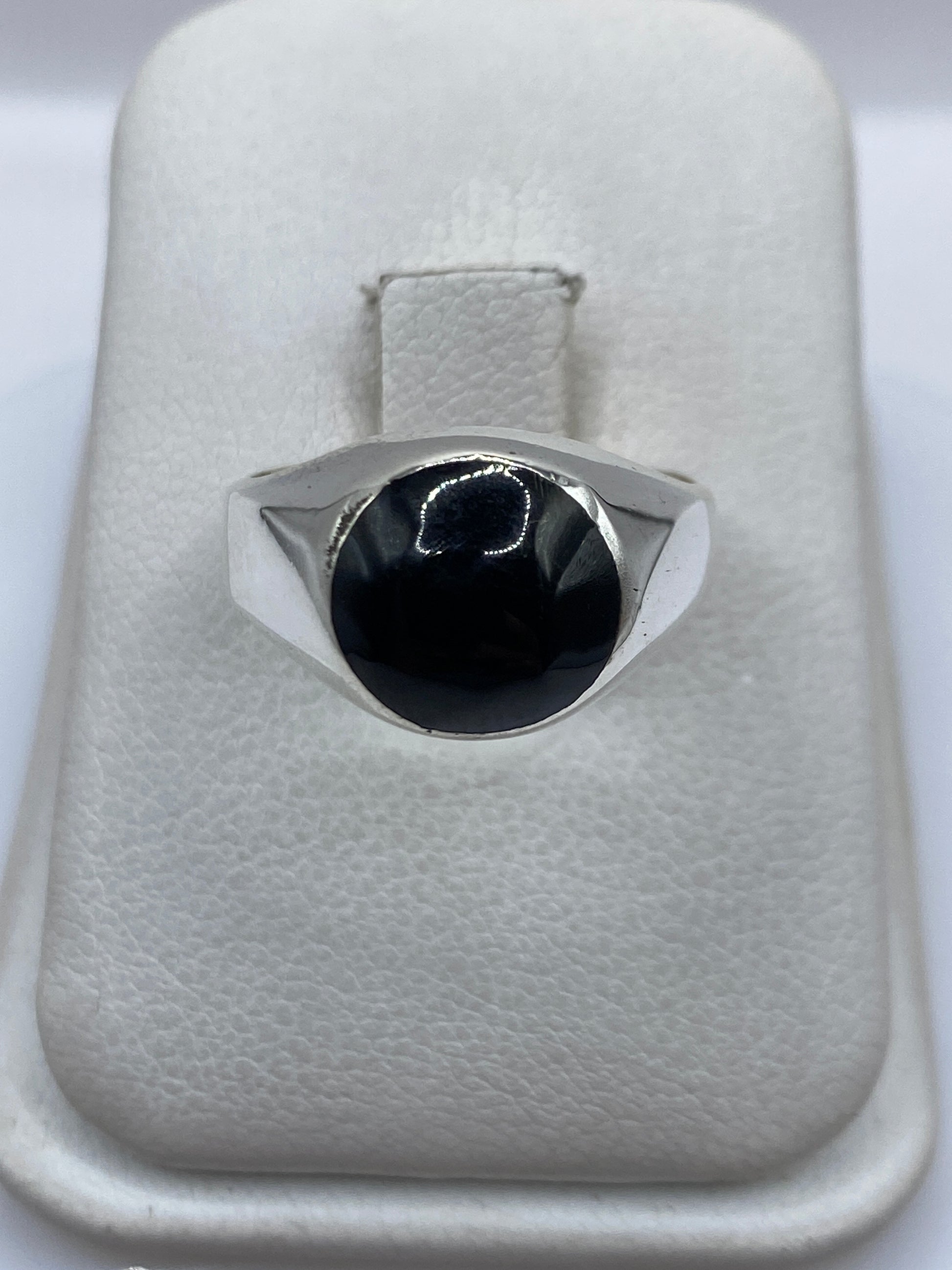 Anillo de plata .925 con ónix negro pulido en fondo blanco