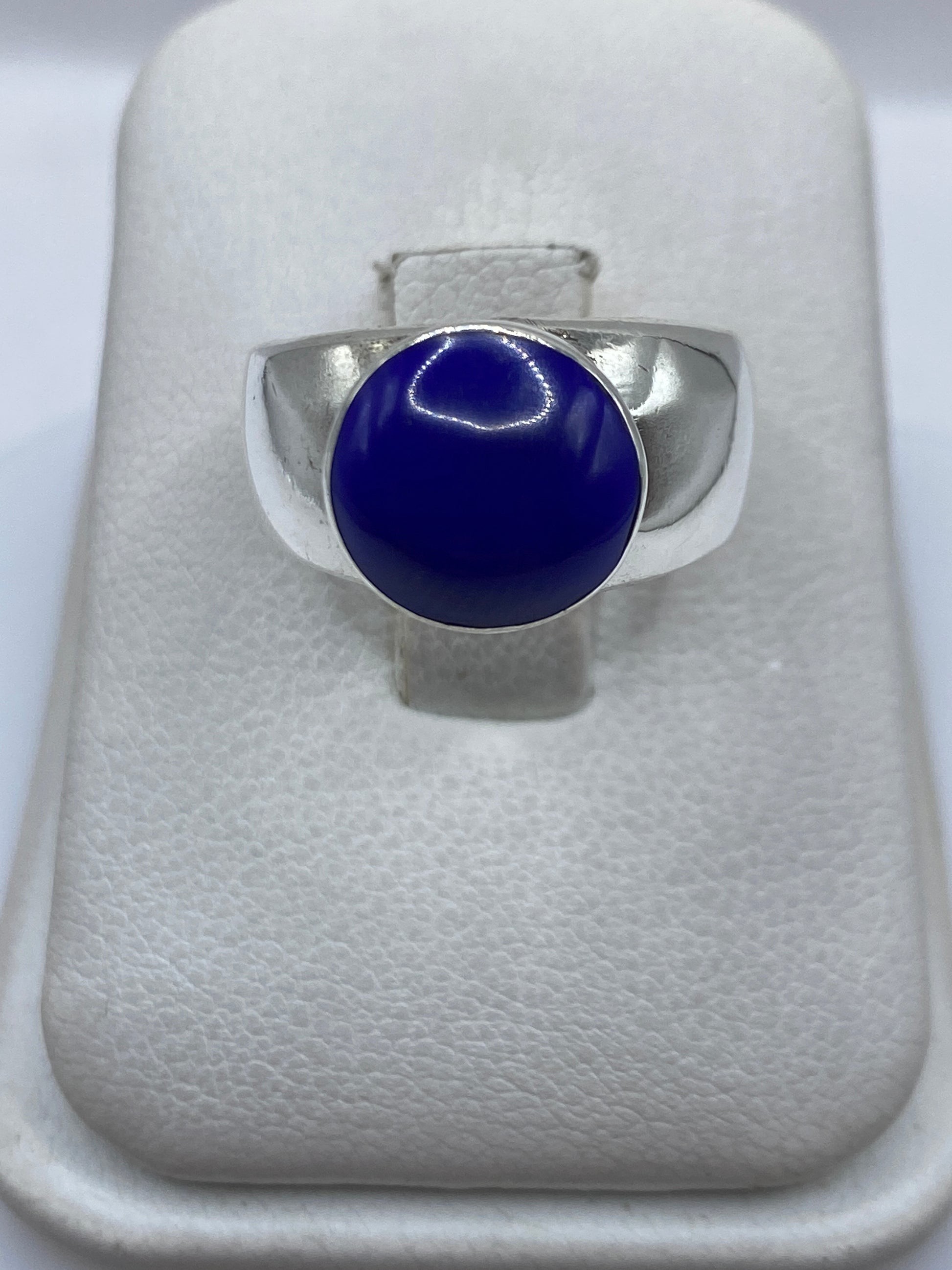 Anillo de plata .925 solitario con piedra azul engastada en la mano