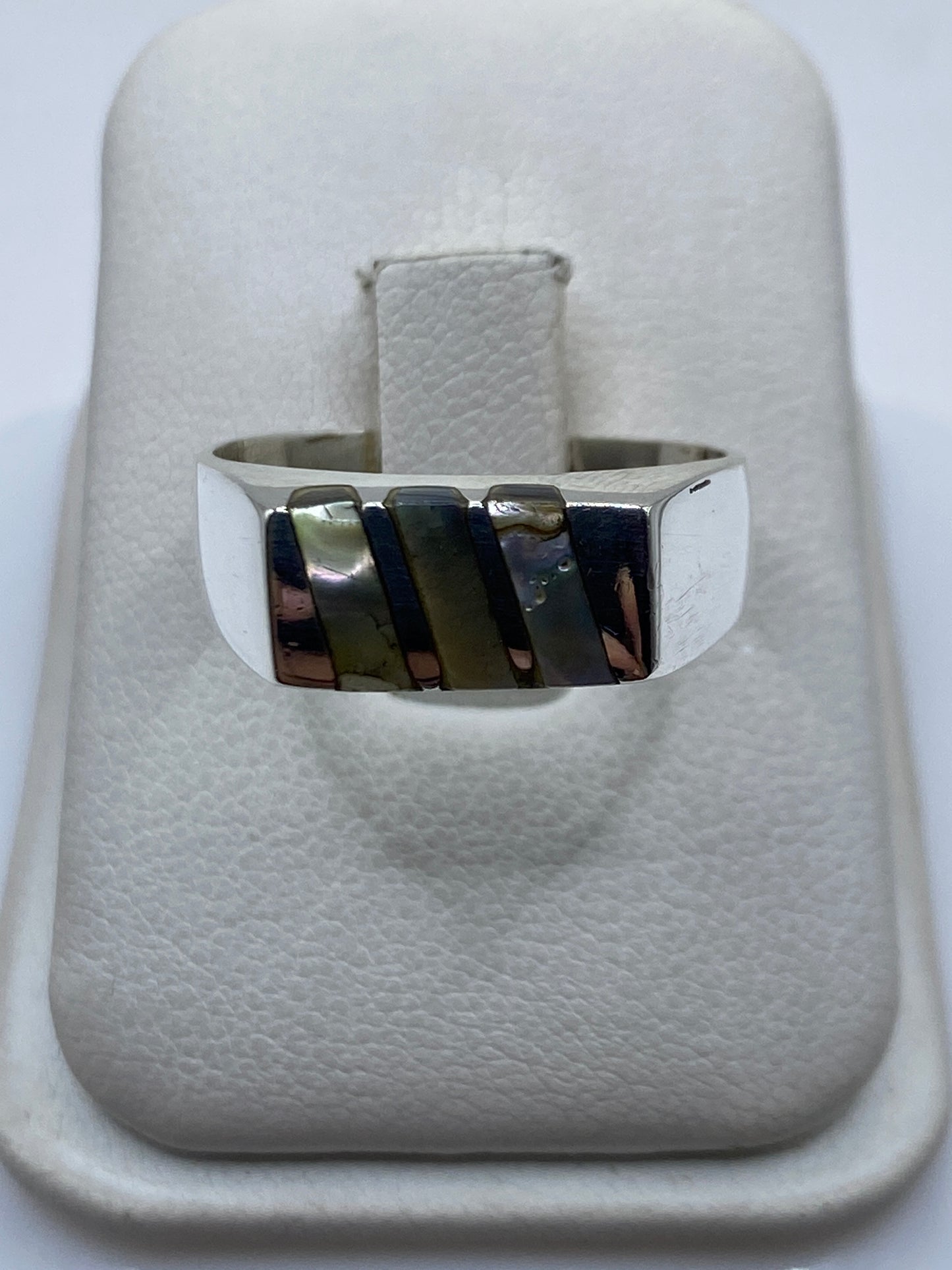 Anillo de plata .925 en diseño geométrico moderno con líneas y piedra engastada