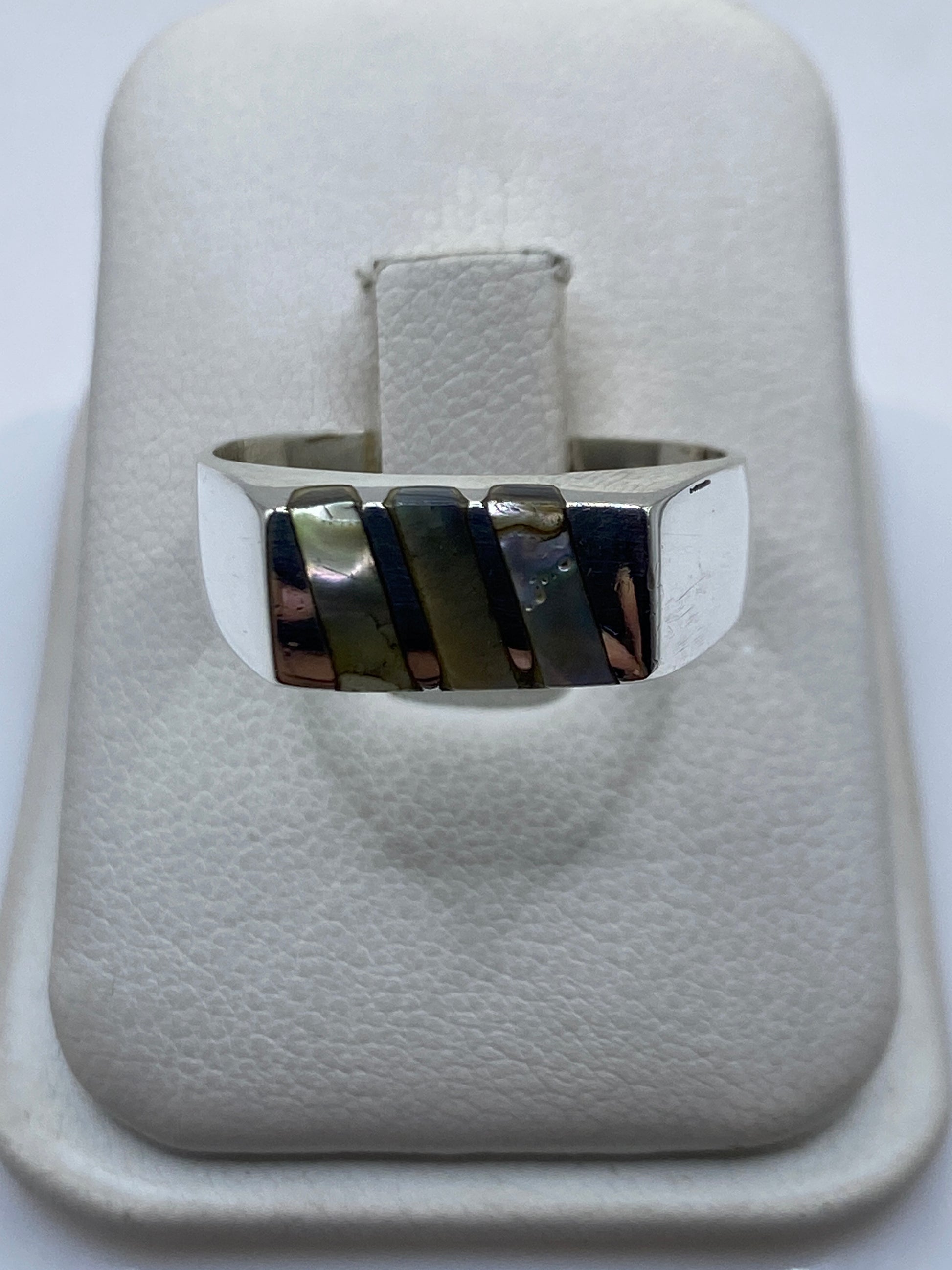 Anillo de plata .925 en diseño geométrico moderno con líneas y piedra engastada