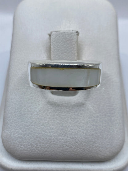Anillo de plata con perla blanca redonda engastada en el centro, vista frontal