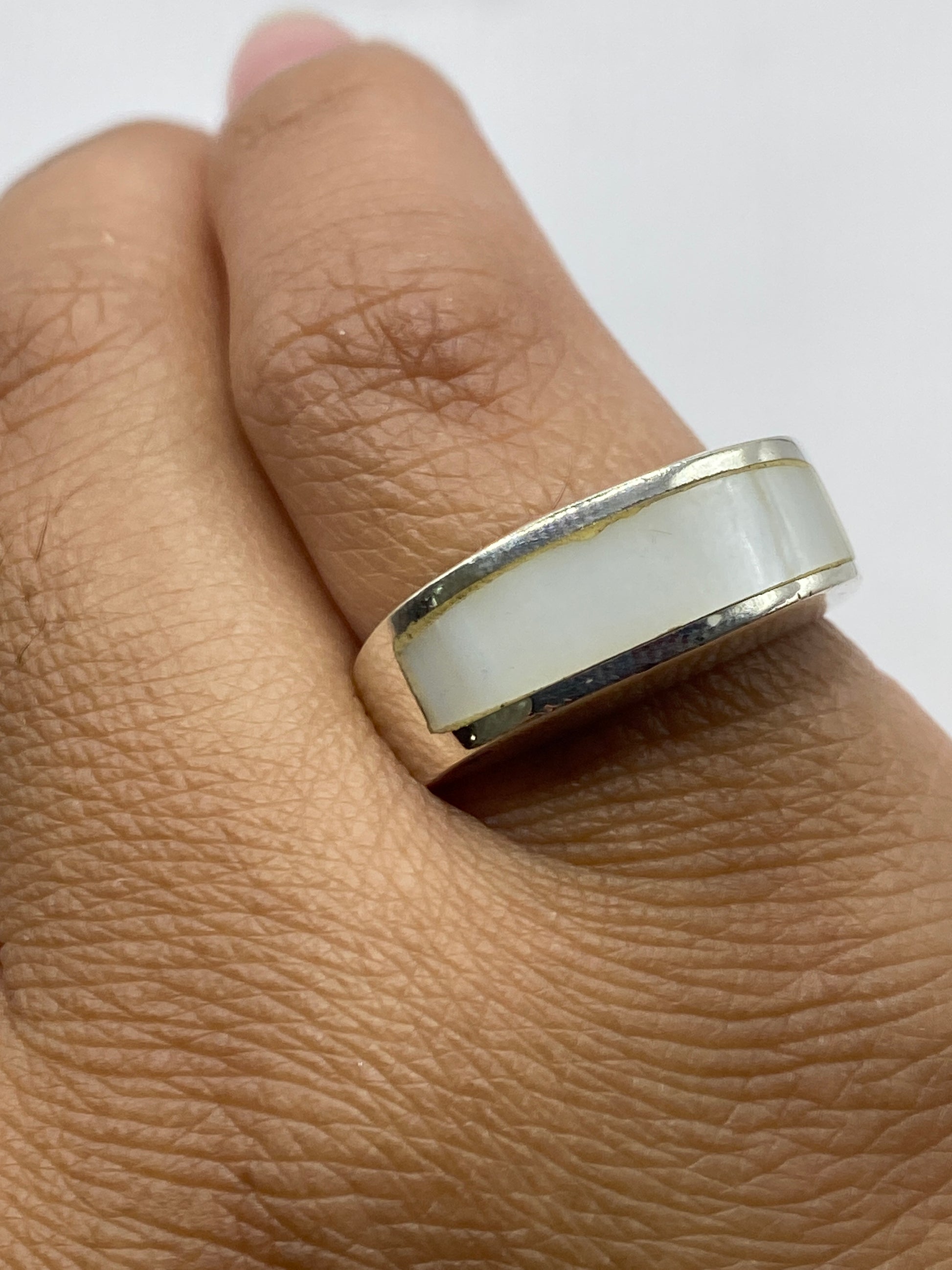Perfil lateral del anillo mostrando la curvatura del engaste y el Quinto .925