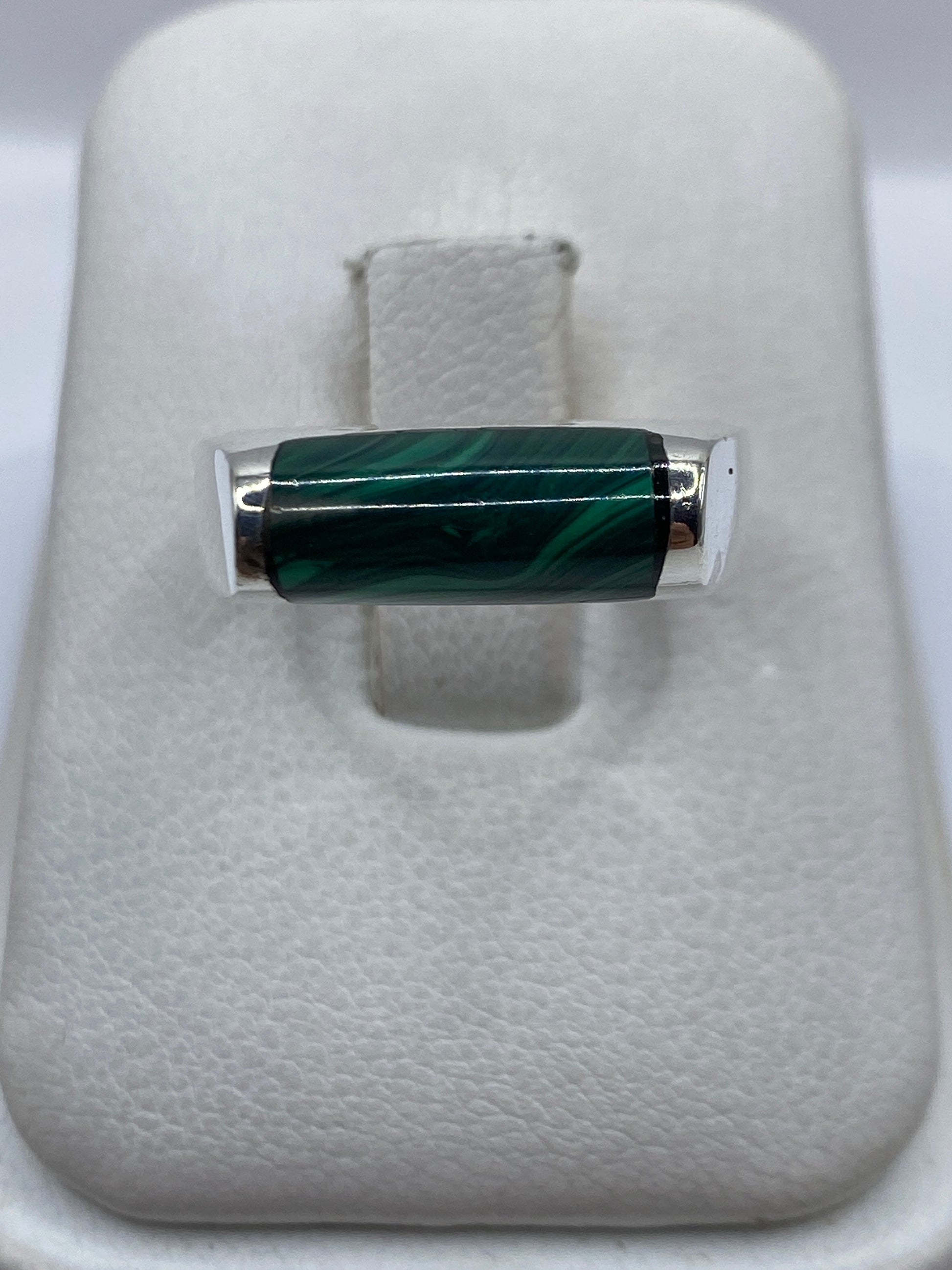 Anillo de plata .925 con malaquita verde en la mano sobre estuche blanco