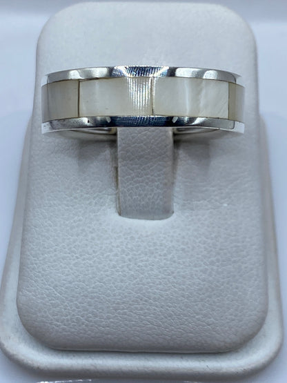 Anillo de plata .950 con perla blanca nacarada engastada, visto de frente