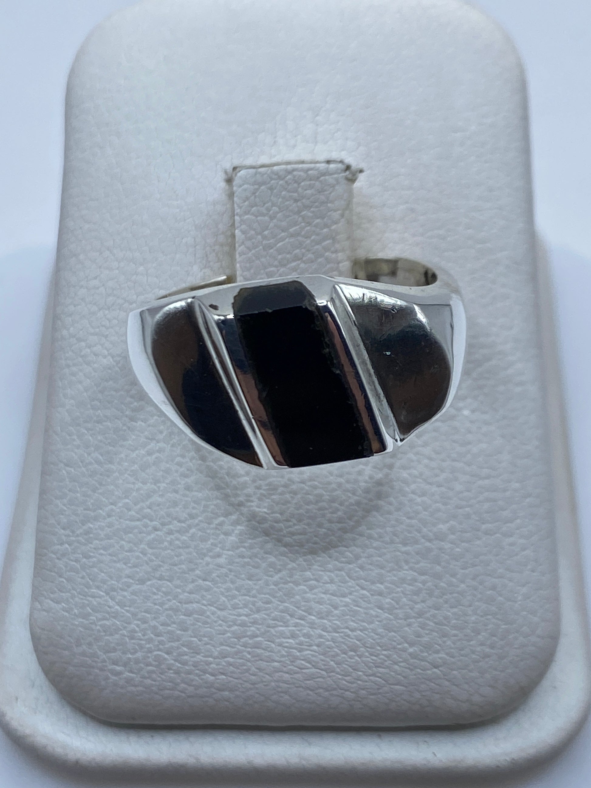 Anillo de plata .925 con ónix negro engastado, vista frontal en estuche blanco