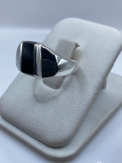 Detalle lateral del anillo mostrando el ónix negro y el engaste en plata