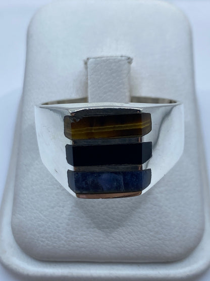 Anillo de plata con lapislázuli azul profundo en la mano de un hombre