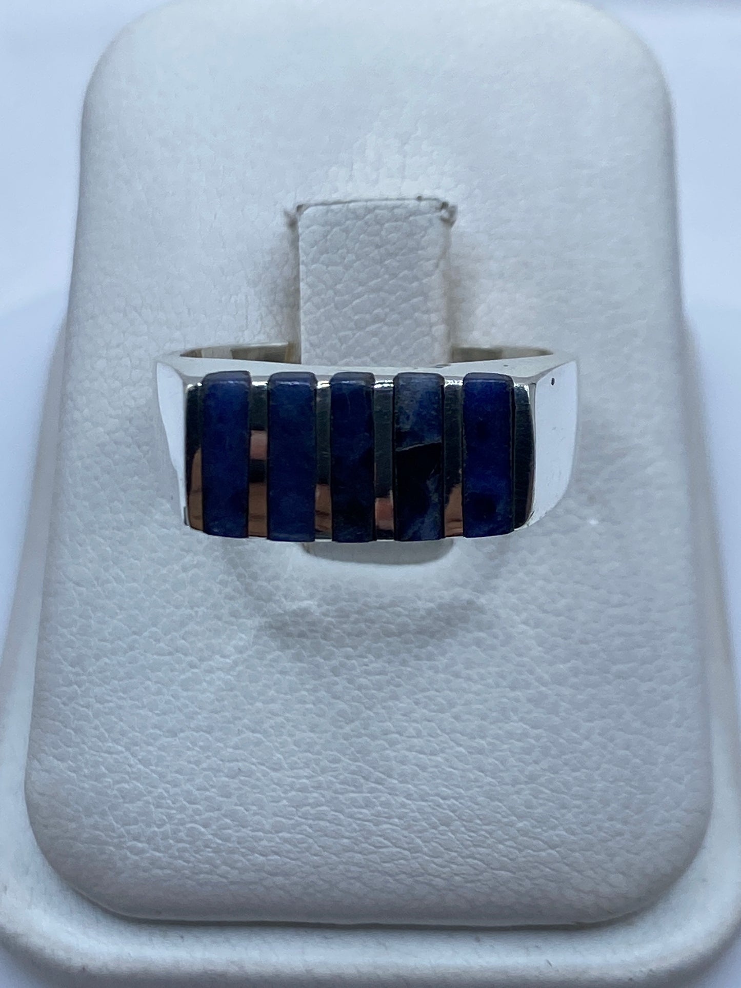 Anillo de plata .925 con cinco rectángulos de lapislázuli azul en banda pulida, vista frontal