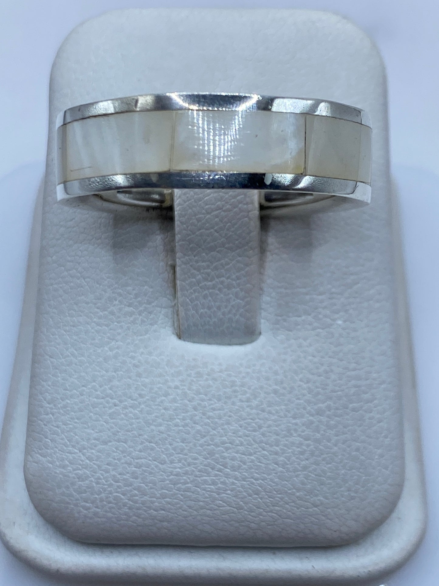 Anillo de plata .925 con perla blanco marfil engastada, vista frontal en estuche