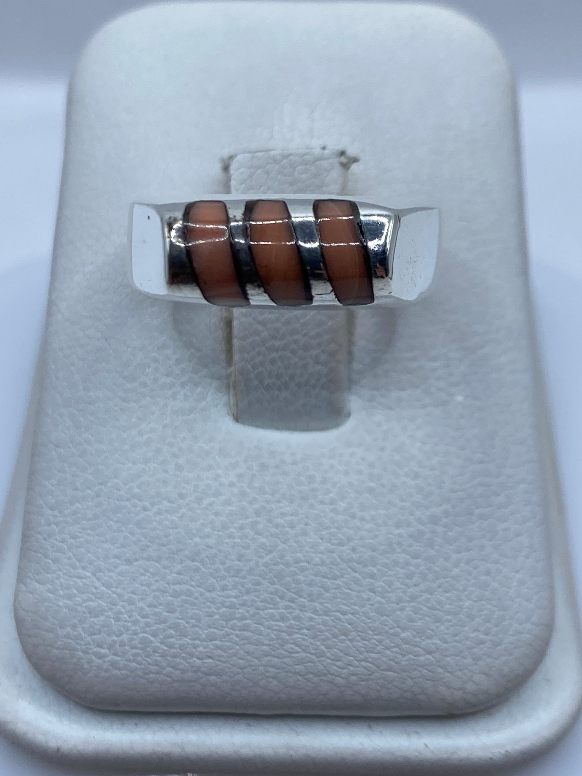 Anillo de plata .925 con coral rojo engastado a mano, sobre presentador blanco