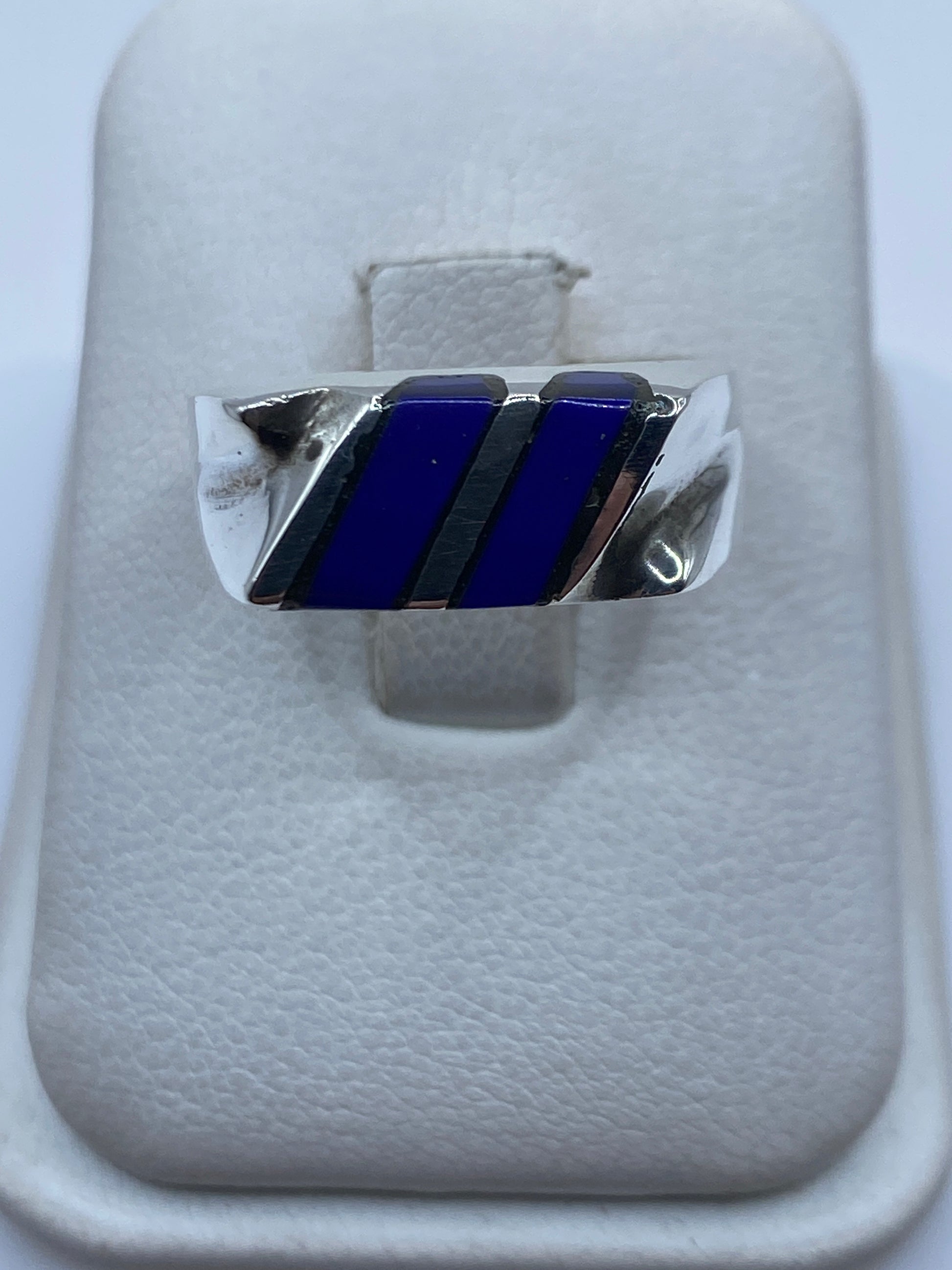 Anillo de plata .925 con piedra azul engastada a mano, visto de frente