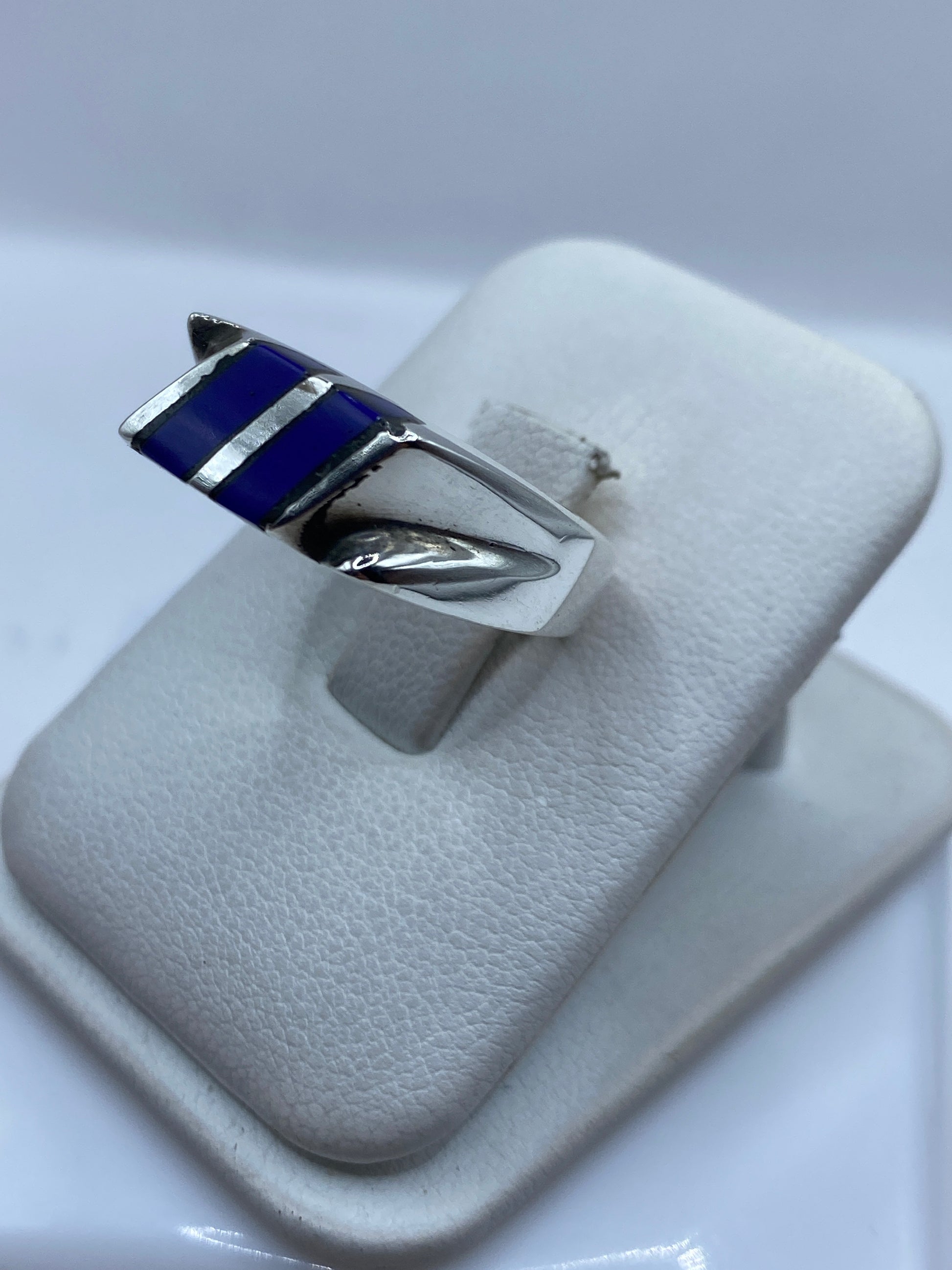 Vista lateral del anillo de plata con incrustación de piedra azul
