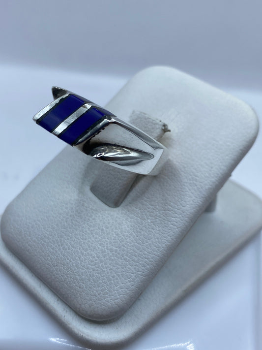 Vista lateral del anillo de plata con incrustación de piedra azul