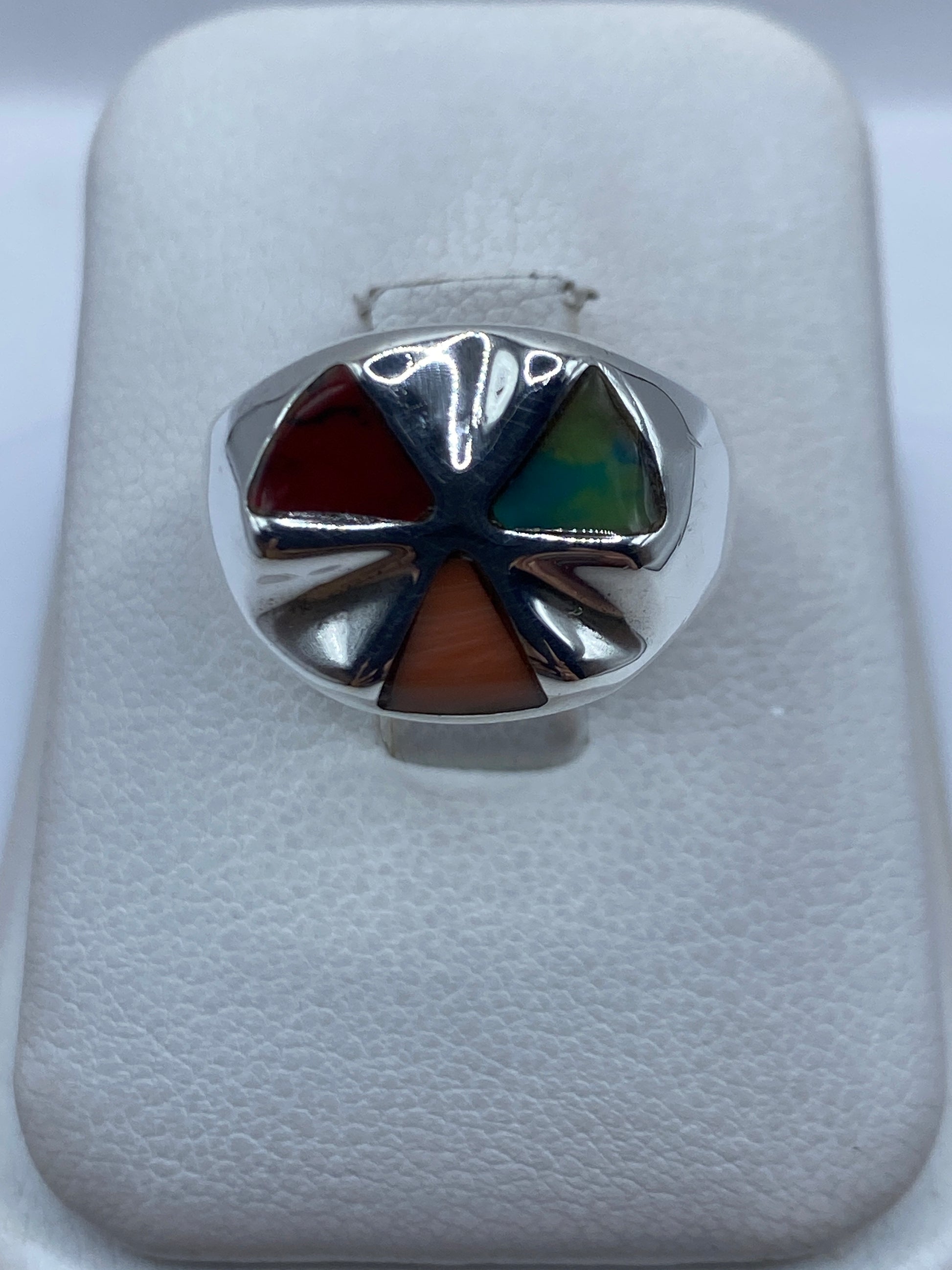 Anillo de plata .925 con incrustación de coral rojo en cinco secciones geométricas