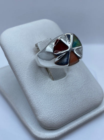 Detalle frontal del anillo mostrando el coral rojo brillante engastado en plata
