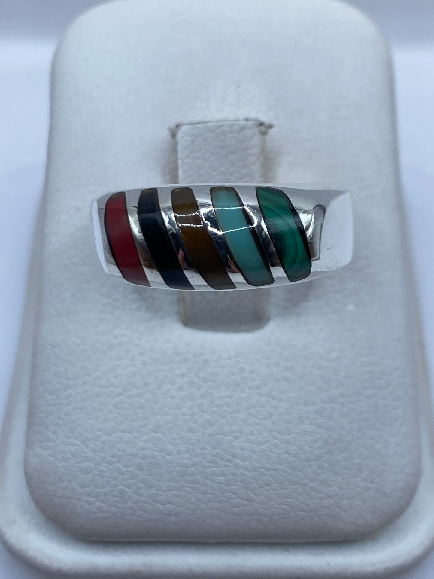 Anillo de plata con cinco franjas de malaquita verde engastadas a mano