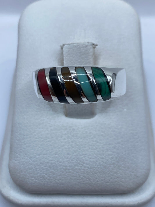 Anillo de plata con cinco franjas de malaquita verde engastadas a mano