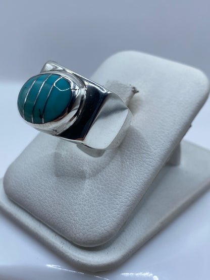 Anillo en mano masculina mostrando el tamaño y presencia de la pieza