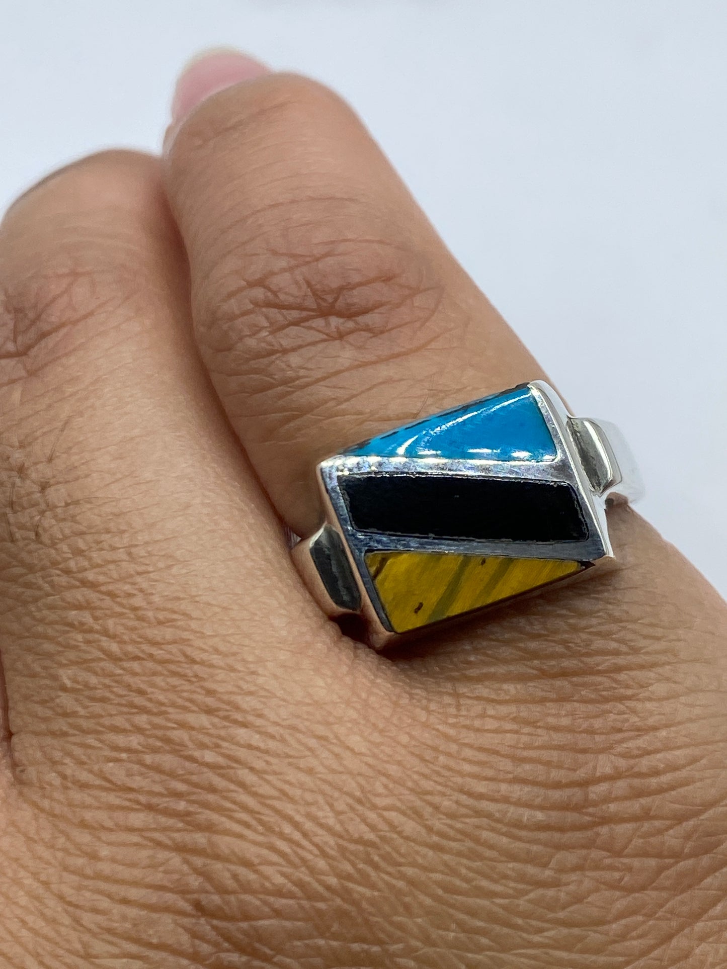 Reverso del anillo en plata .925 mostrando el Quinto certificado y el acabado pulido