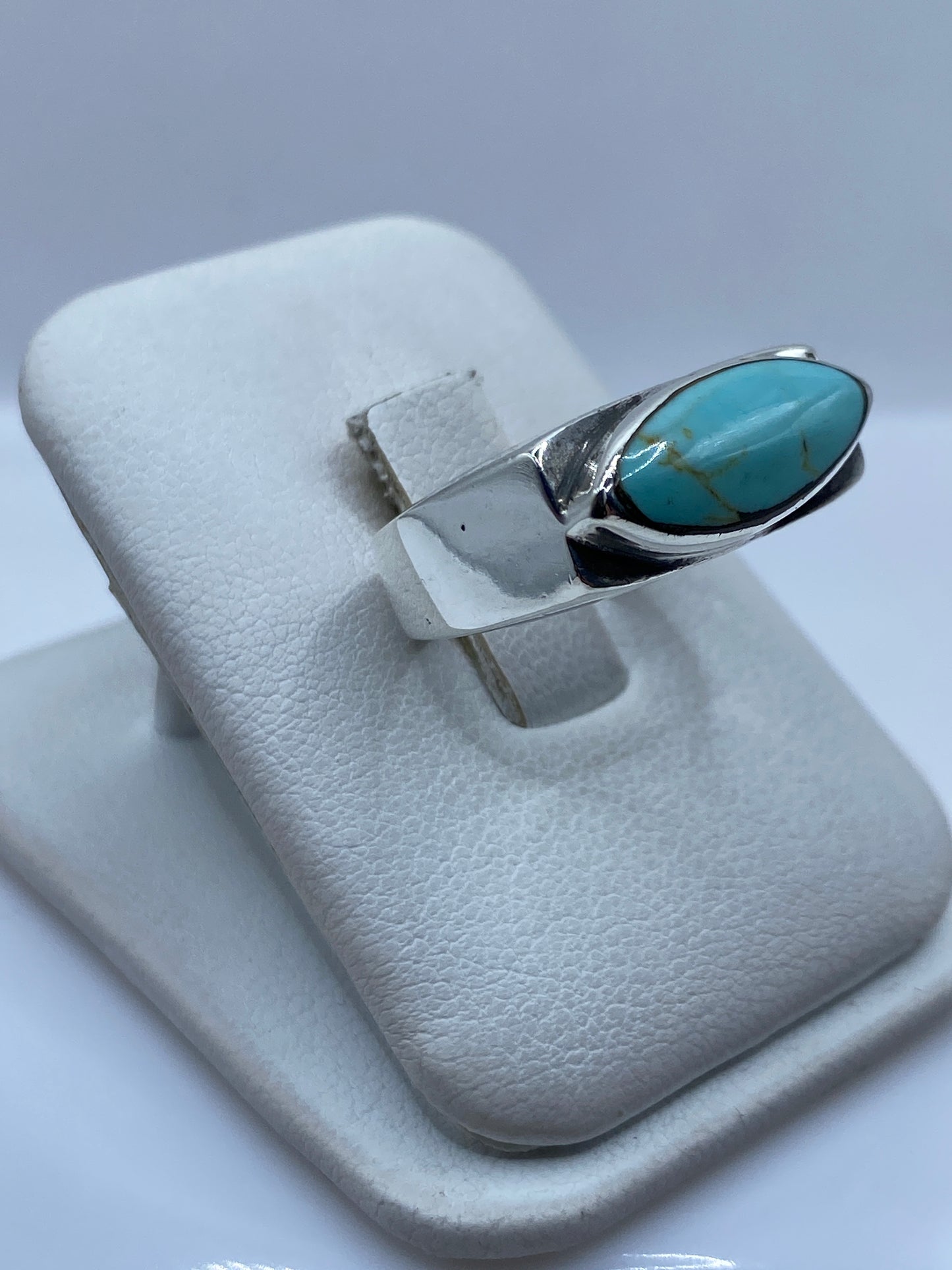 Vista lateral del anillo unisex de turquesa en mano, mostrando el grosor y proporciones