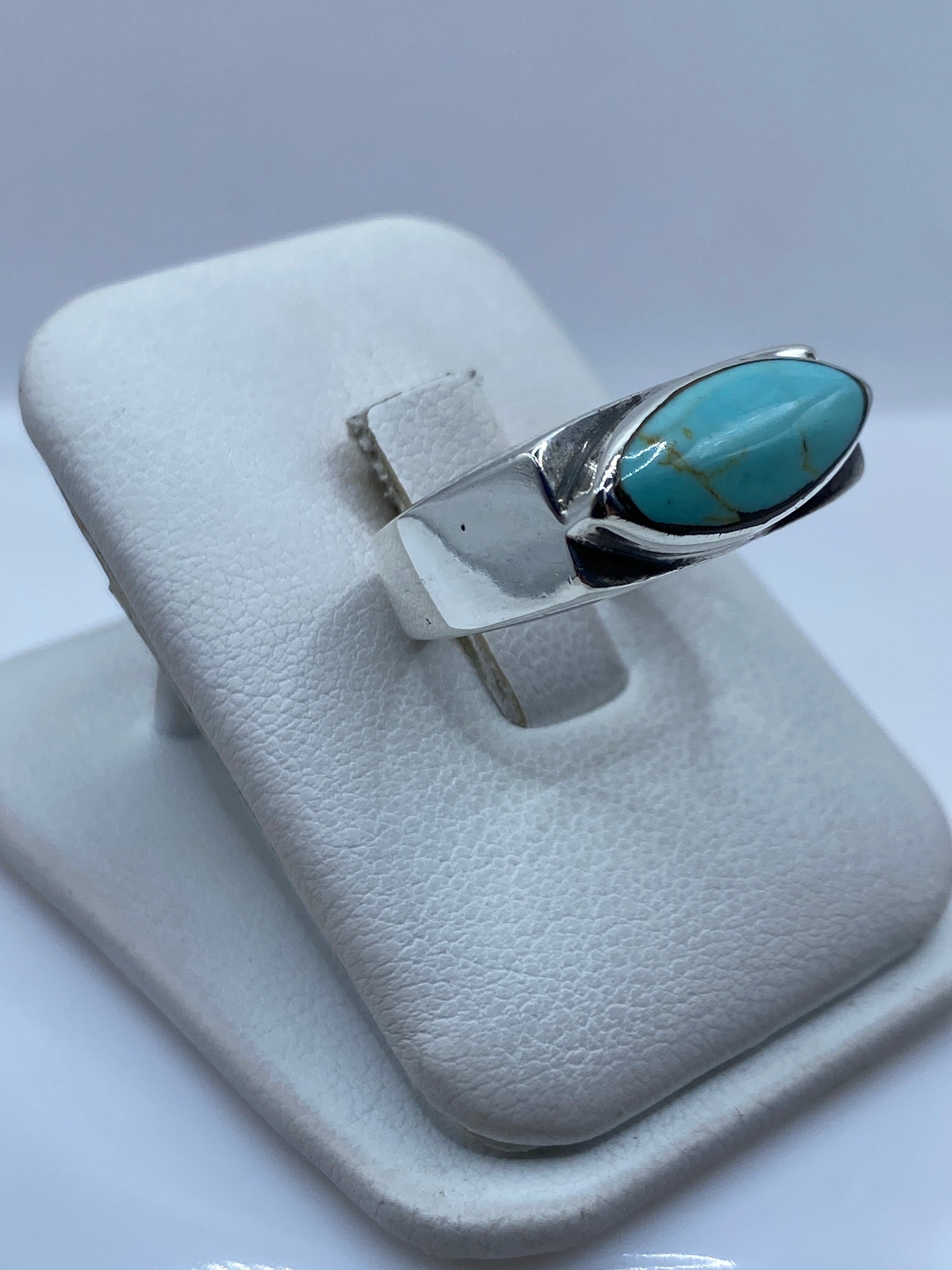 Vista lateral del anillo unisex de turquesa en mano, mostrando el grosor y proporciones