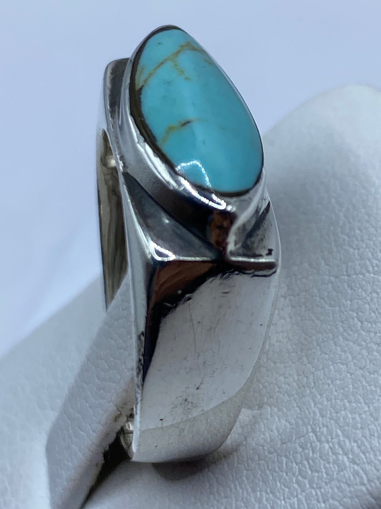 Detalle del engaste de turquesa azul cielo en plata de Taxco