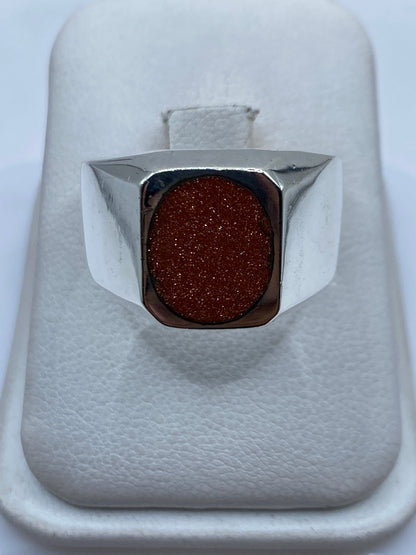 Anillo solitario de plata .925 con piedra café en estuche blanco, vista frontal