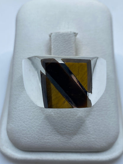 Anillo de plata masivo con piedra café en caja de presentación blanca