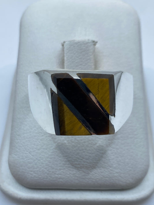 Anillo de plata masivo con piedra café en caja de presentación blanca