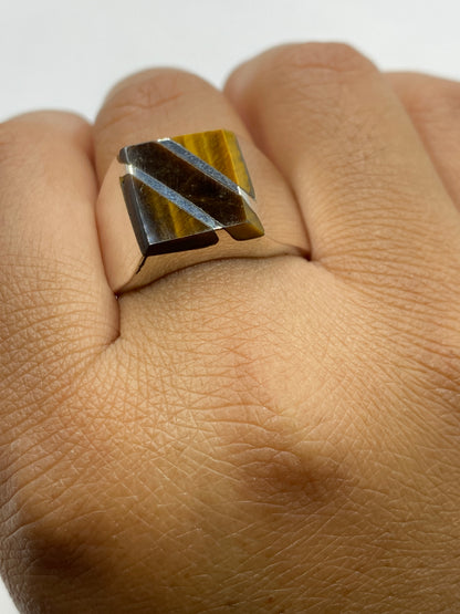 Anillo en la mano mostrando el peso y volumen de la pieza de plata