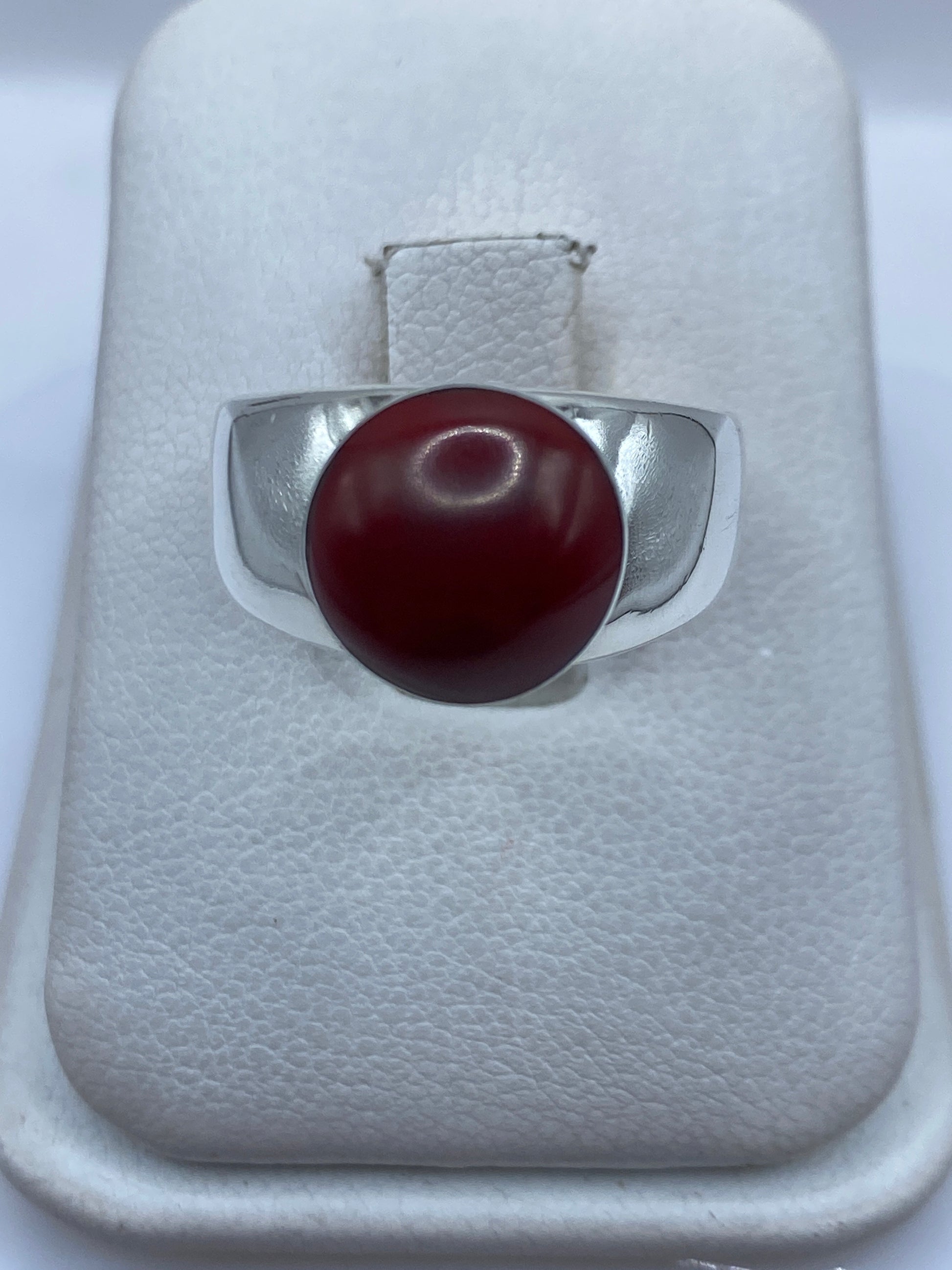 Anillo de plata .925 con coral rojo natural engastado, vista frontal sobre estuche blanco