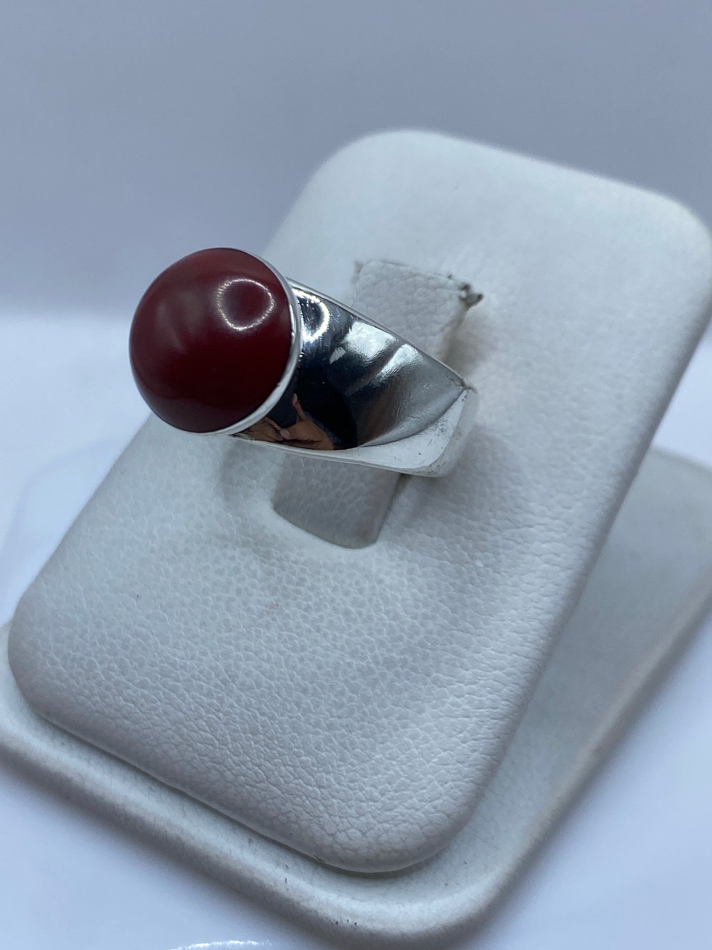 Anillo de coral rojo en plata, vista lateral mostrando el grosor y el acabado pulido
