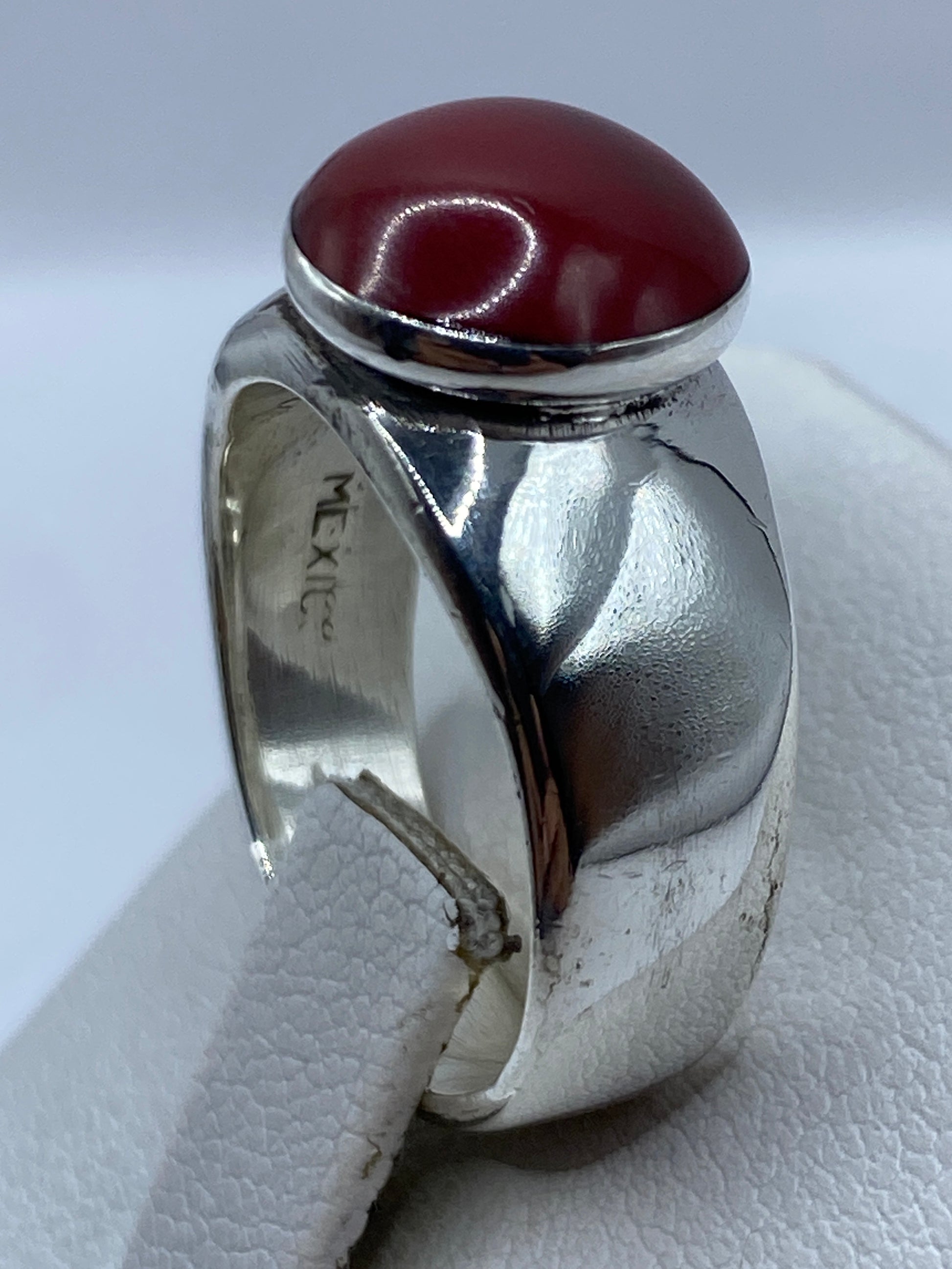 Detalle del engaste a mano del coral rojo en la montura de plata .925