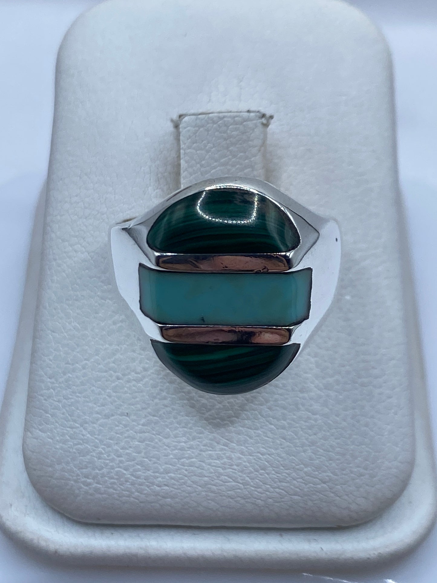 Anillo de plata con malaquita verde en bloques geométricos, vista frontal sobre estuche blanco