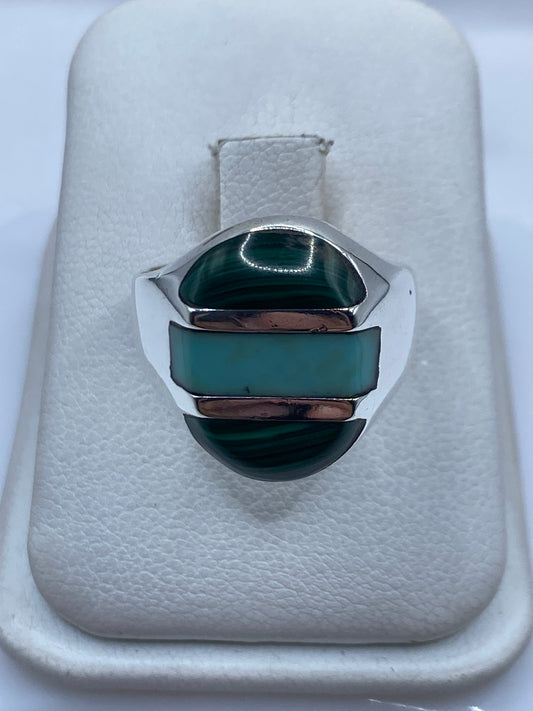 Anillo de plata con malaquita verde en bloques geométricos, vista frontal sobre estuche blanco