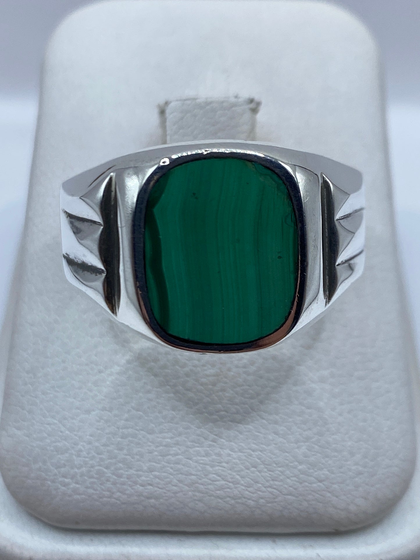 Anillo de plata .925 con malaquita verde engastada, vista frontal