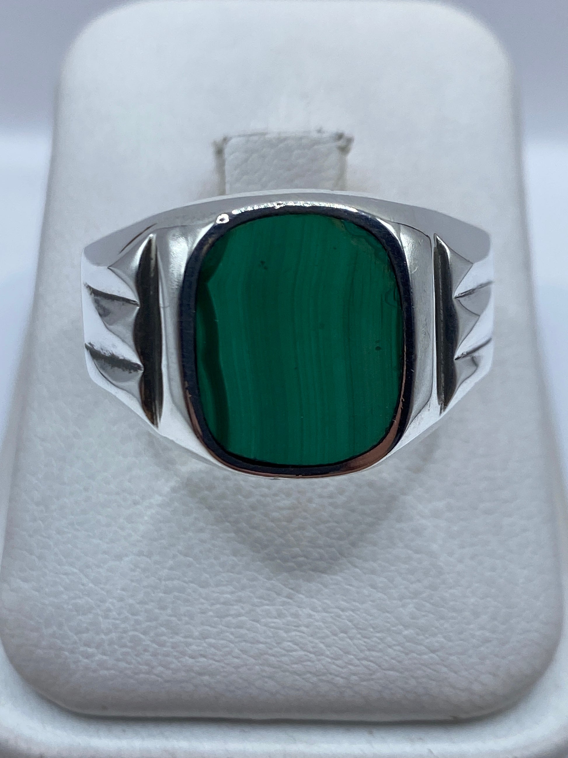 Anillo de plata .925 con malaquita verde engastada, vista frontal