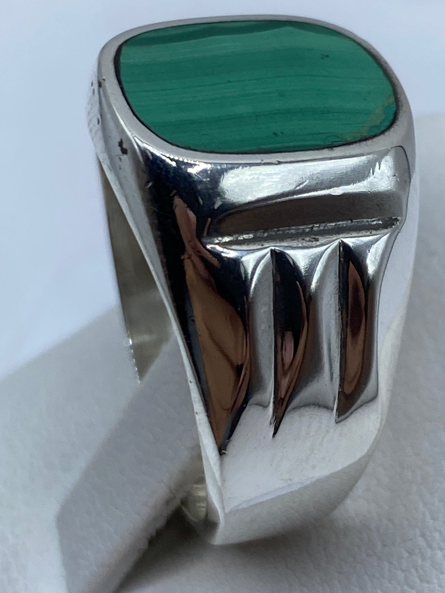 Anillo en la mano mostrando su peso y presencia