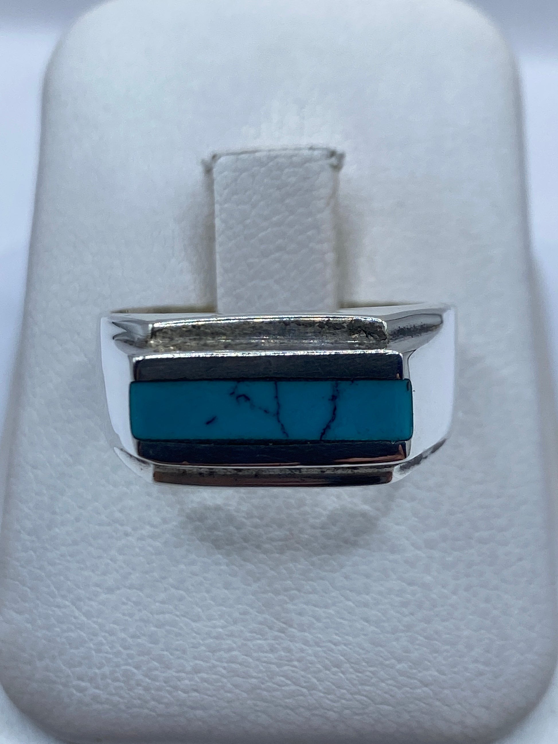 Anillo de plata .925 con turquesa azul cielo en estuche blanco, vista frontal