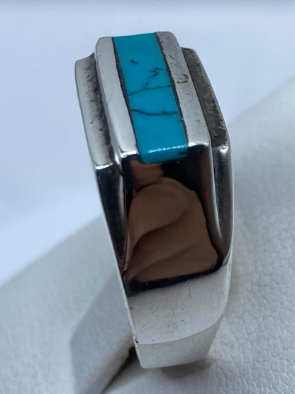 Anillo con turquesa en la mano, mostrando el tono azul cielo y el brillo de la plata