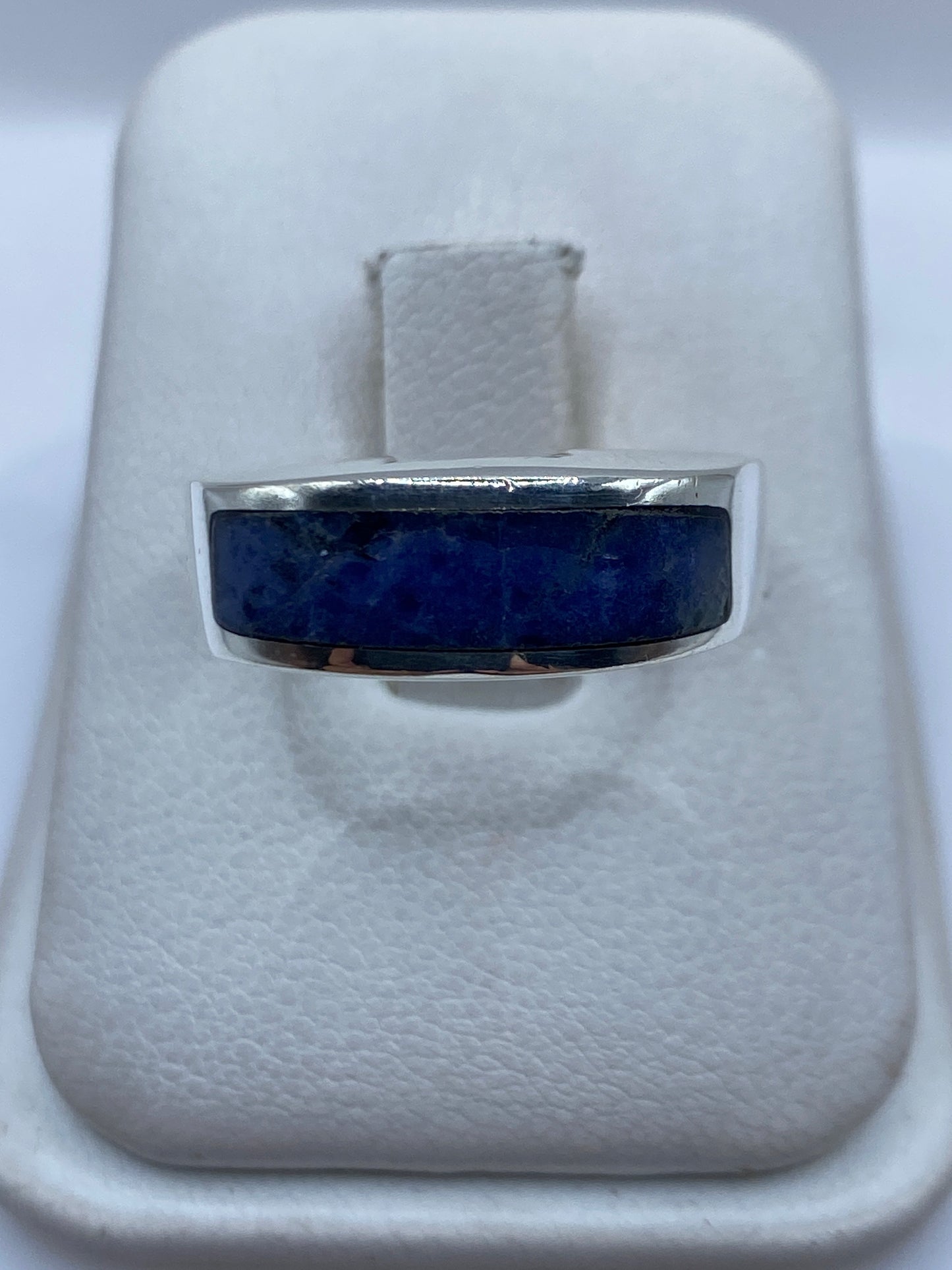 Anillo de plata .925 con lapislázuli azul profundo, engastado a mano