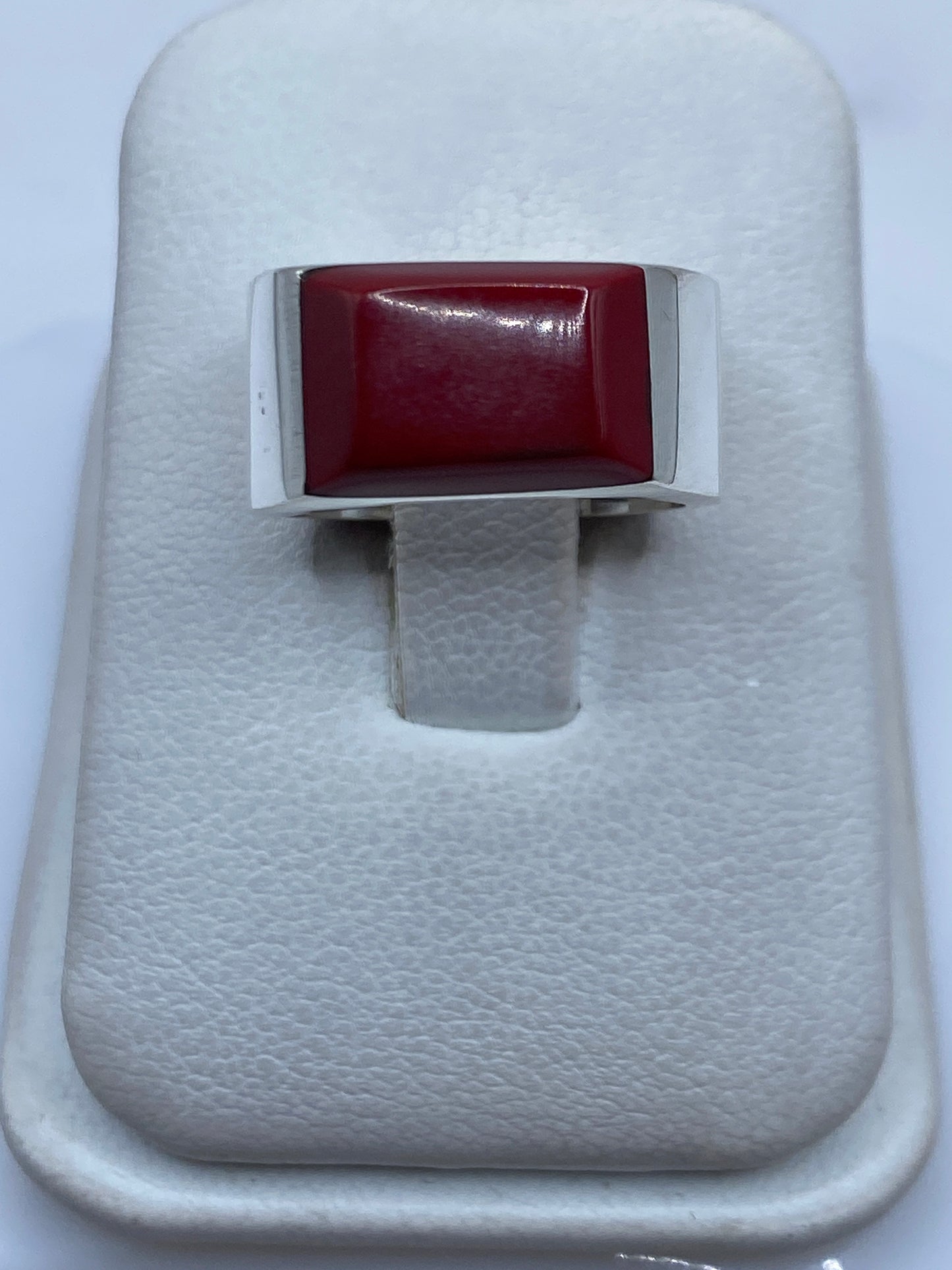 Anillo de plata .925 con piedra roja en estuche blanco, vista frontal