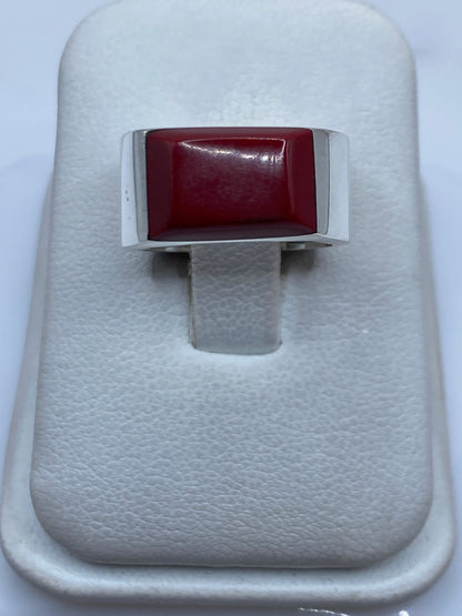 Anillo de plata .925 con piedra roja en estuche blanco, vista frontal