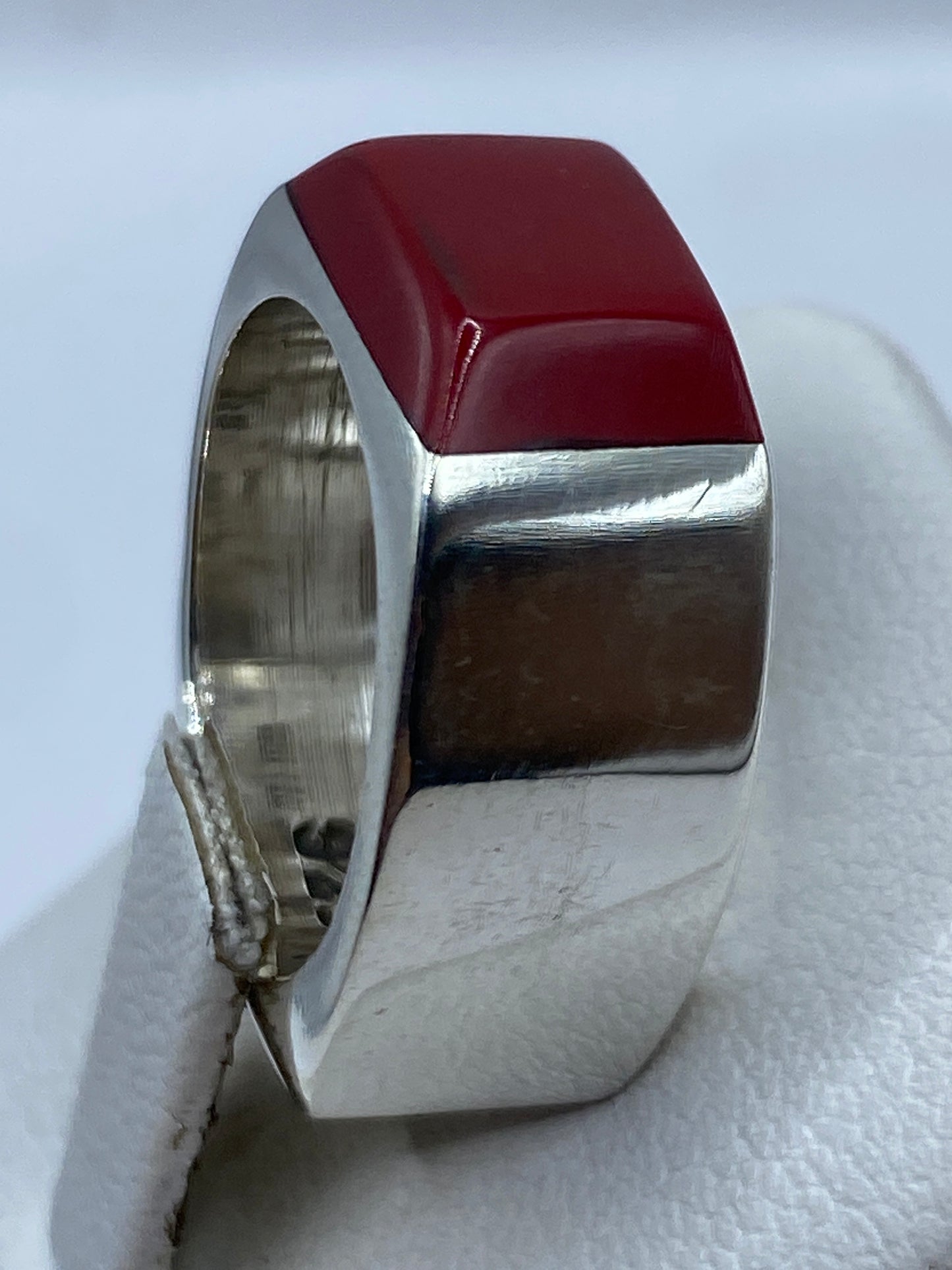 Vista lateral del anillo de plata con piedra roja, profundidad del diseño