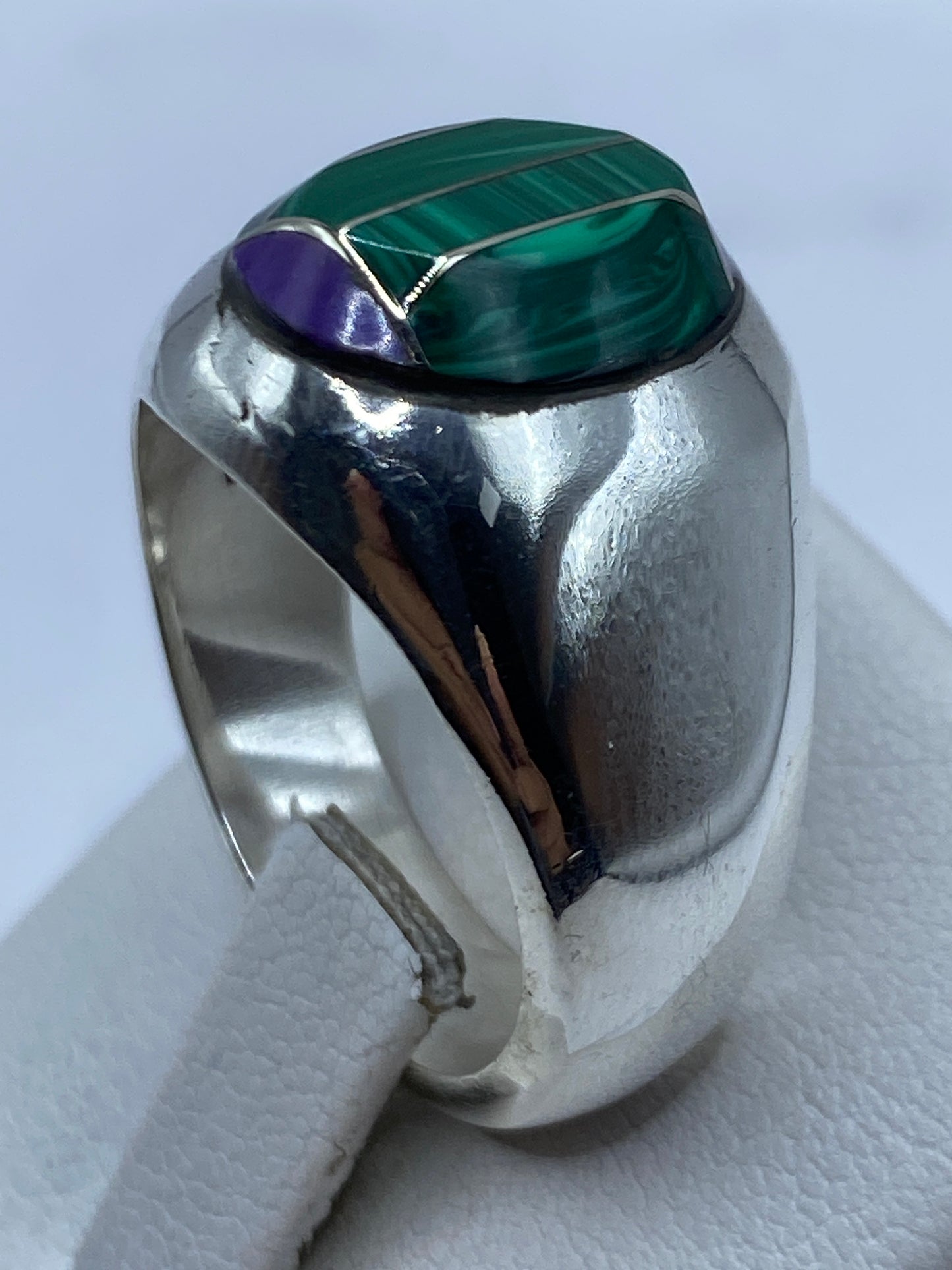 Detalle del engaste artesanal de la malaquita verde en plata de Taxco