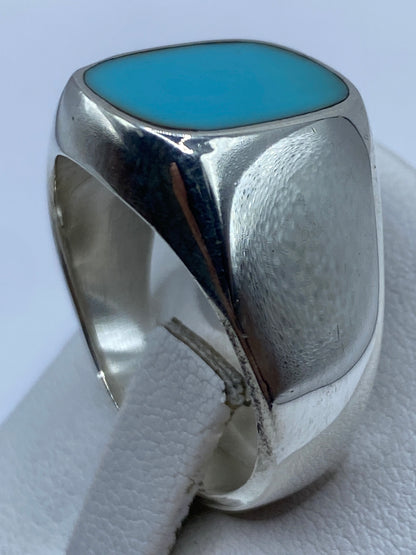 Detalle del engaste a mano de la piedra azul en la plata .925