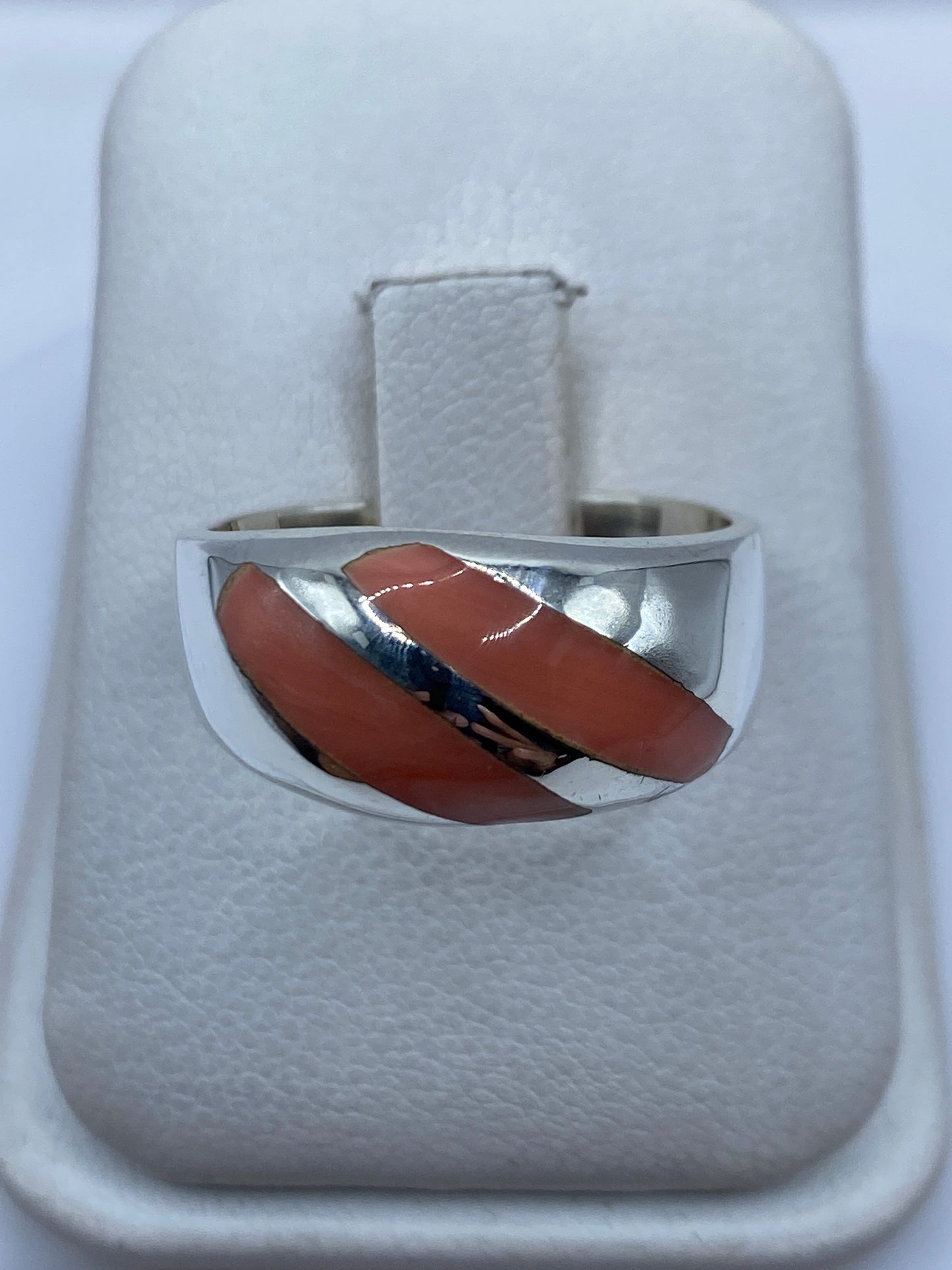 Anillo de plata con coral rojo coralino engastado a mano, vista frontal en estuche blanco